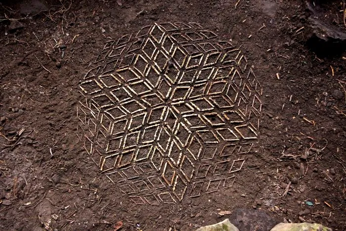 Este artista pasa horas colocando objetos naturales para crear increíbles mandalas y que tú los encuentres