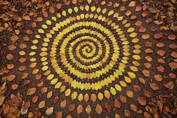 Este artista pasa horas colocando objetos naturales para crear increíbles mandalas y que tú los encuentres
