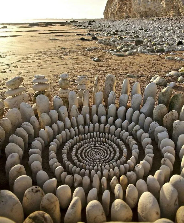 Este artista pasa horas colocando objetos naturales para crear increíbles mandalas y que tú los encuentres