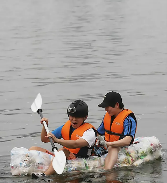 Estos estudiantes coreanos hicieron una balsa con bolsas de patatas fritas para demostrar que tienen demasiado aire dentro
