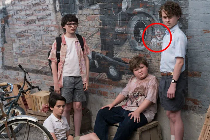 En El Remake De "It", Se Ve A Pennywise Oculto En Uno De Los Murales De La Ciudad