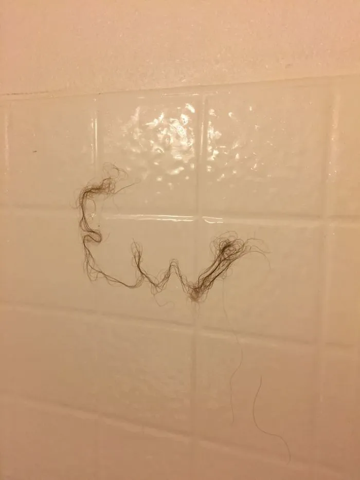 Ew... (recoge tus pelos del desagüe)