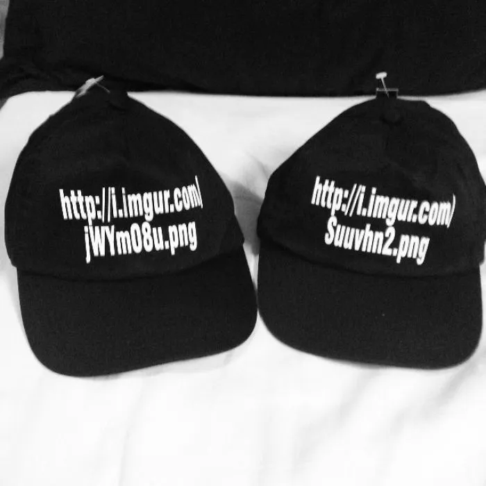 Encargó 2 gorras con una imagen personalizada y ocurrió esto