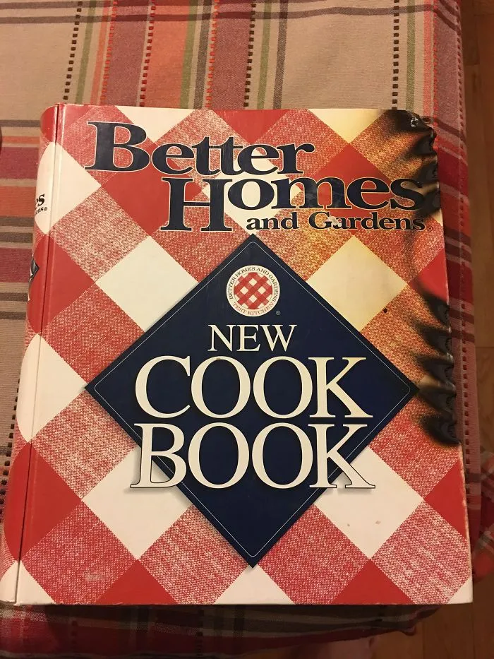 Mi esposa intentó preparar una cena de acción de gracias y casi quema el libro de recetas