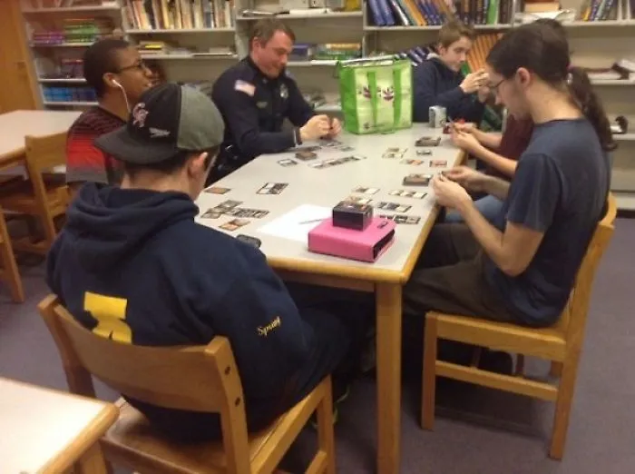 Había problemas de drogas en mi instituto y vino un policía a supervisar a los estudiantes. Ahora está jugando a Magic the Gathering con ellos
