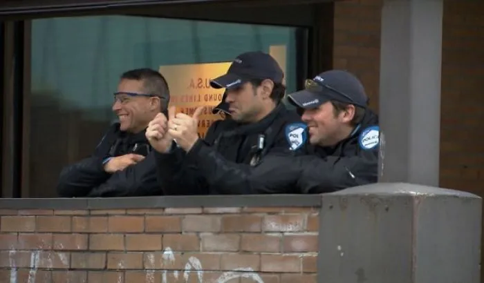 Los estudiantes de Montreal protestaron por el encarecimiento de las matrículas yendo casi desnudos. Aquí la policía "vigilando" la protesta