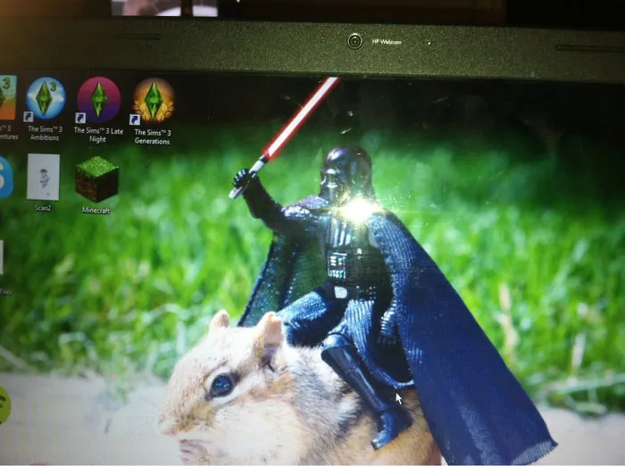 Mi compañero se ha traido a casa a una chica, y este es su fondo... creo que es la ganadora
