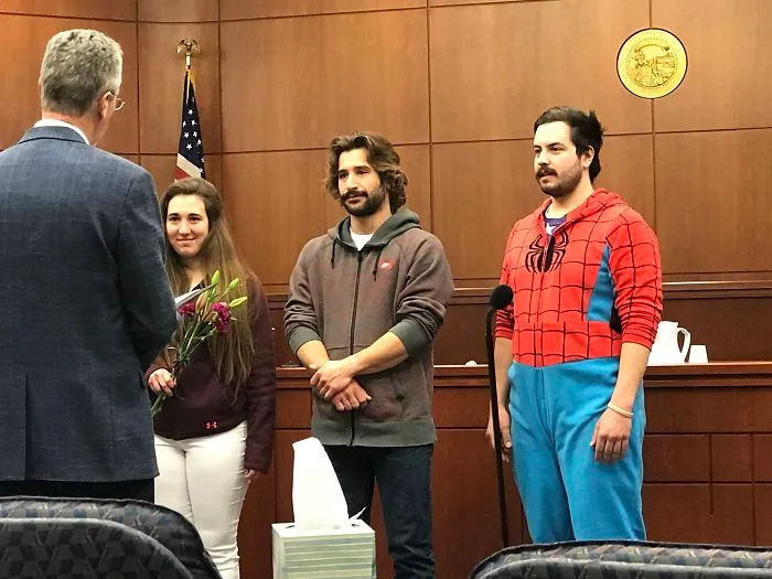 Aquí mis 2 mejores amigos: uno casándose y el otro haciendo de testigo