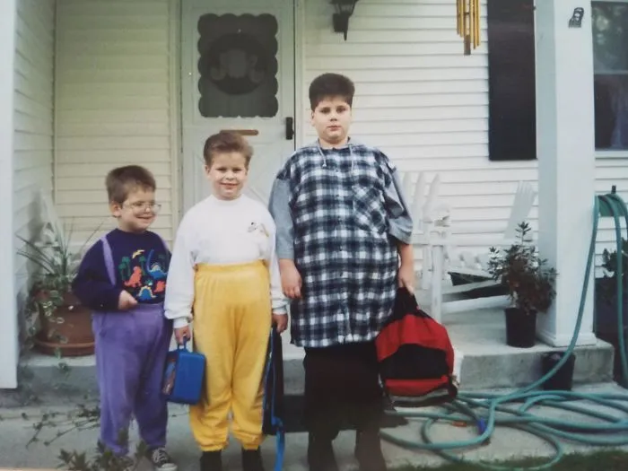 Los hermanos Blunder, 1994. Soy el de violeta