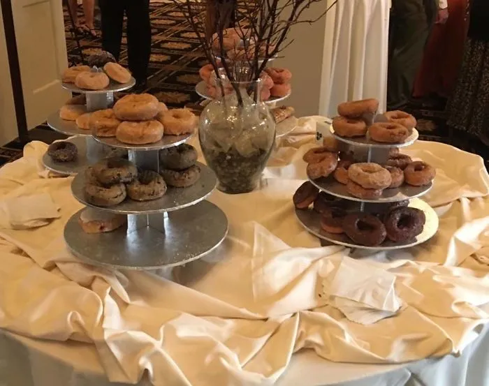 En una boda donde los novios son policías. Esto es lo que sirven