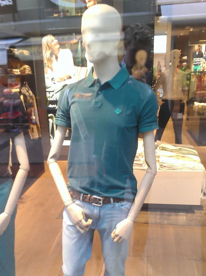 Un maniquí que refleja lo bien que me quedan los polos