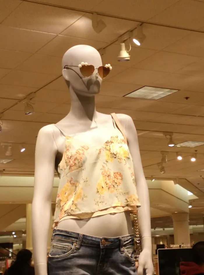 Maniquí con bigote