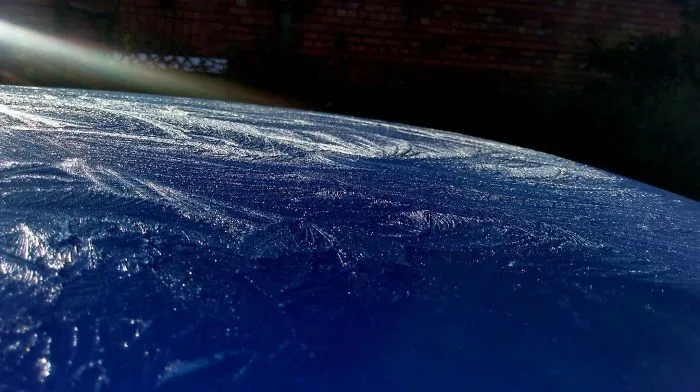 La escarcha en el techo del coche parece un poco una vista de la Tierra desde el espacio