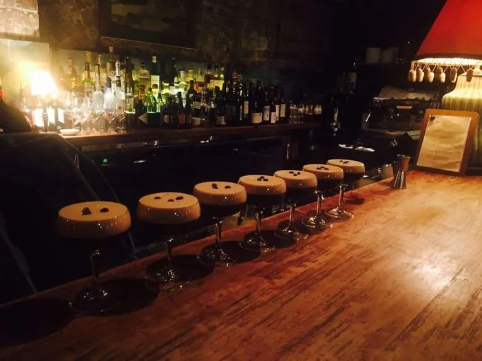 Cócteles espresso martinis que parecen taburetes de bar
