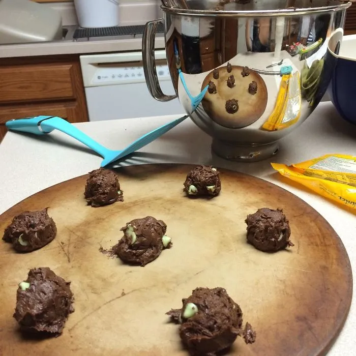 Estoy haciendo galletas y el reflejo parece una enorme galleta con pepitas de chocolate