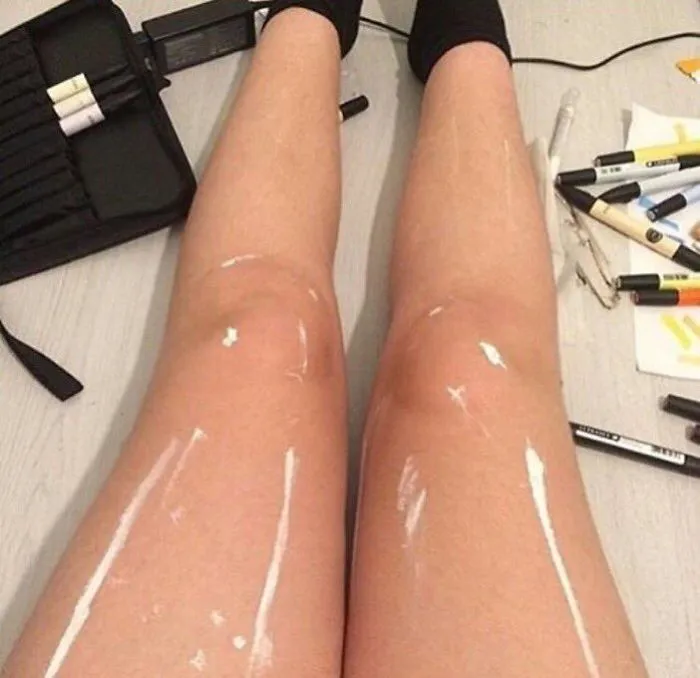 ¿Son piernas oleosas y relucientes o son piernas con pintura blanca?
