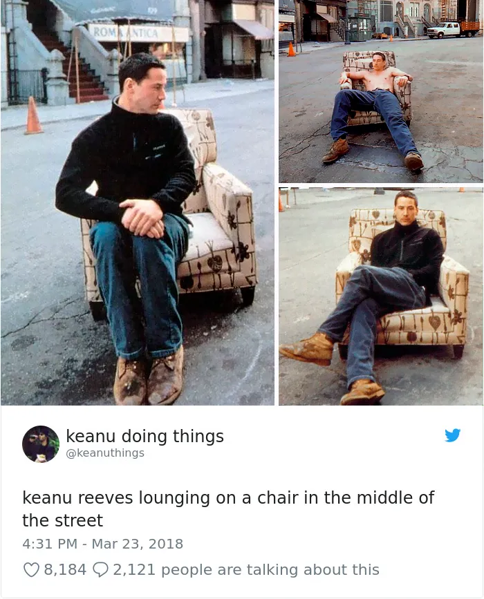 Keanu descansando en un sillón en mitad de la calle