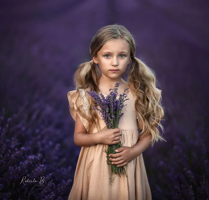 I Promised Myself To Photograph My Daughter With Every Possible Flower, And Here Are 17 Of The Photos That I Took