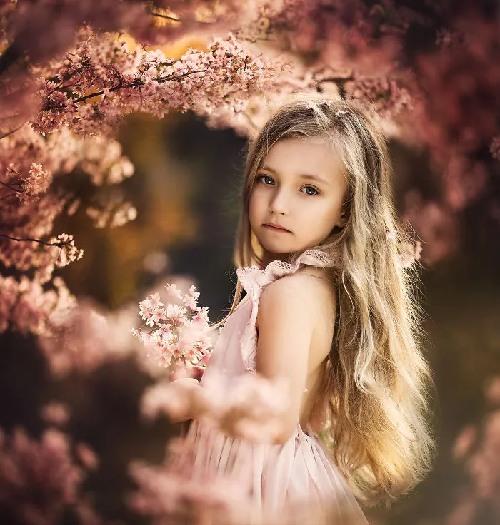 I Promised Myself To Photograph My Daughter With Every Possible Flower, And Here Are 17 Of The Photos That I Took