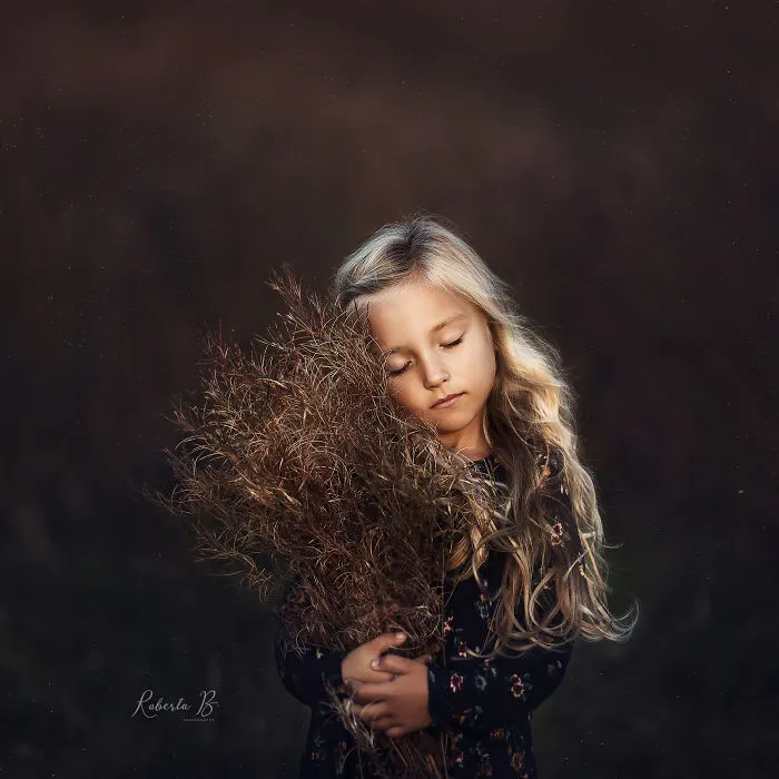 I Promised Myself To Photograph My Daughter With Every Possible Flower, And Here Are 17 Of The Photos That I Took
