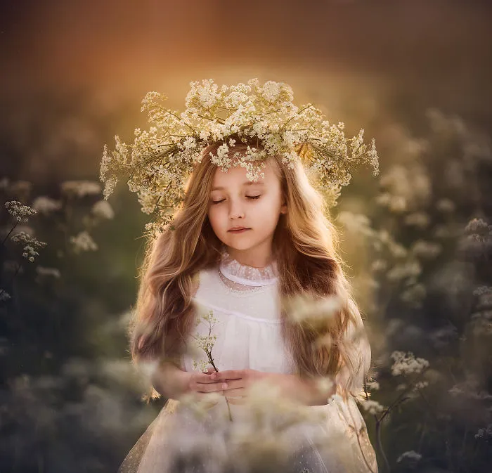 I Promised Myself To Photograph My Daughter With Every Possible Flower, And Here Are 17 Of The Photos That I Took