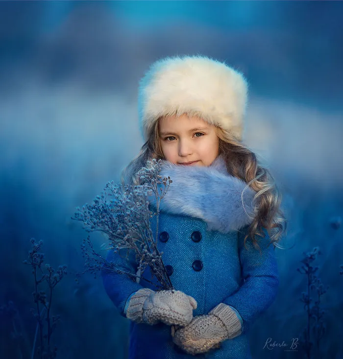 I Promised Myself To Photograph My Daughter With Every Possible Flower, And Here Are 17 Of The Photos That I Took