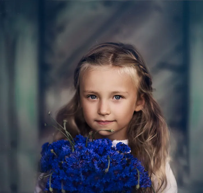 I Promised Myself To Photograph My Daughter With Every Possible Flower, And Here Are 17 Of The Photos That I Took