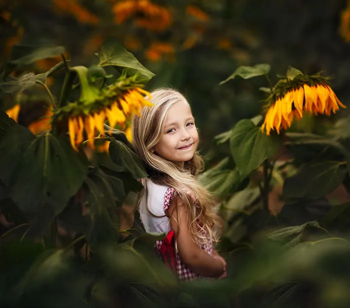 I Promised Myself To Photograph My Daughter With Every Possible Flower, And Here Are 17 Of The Photos That I Took