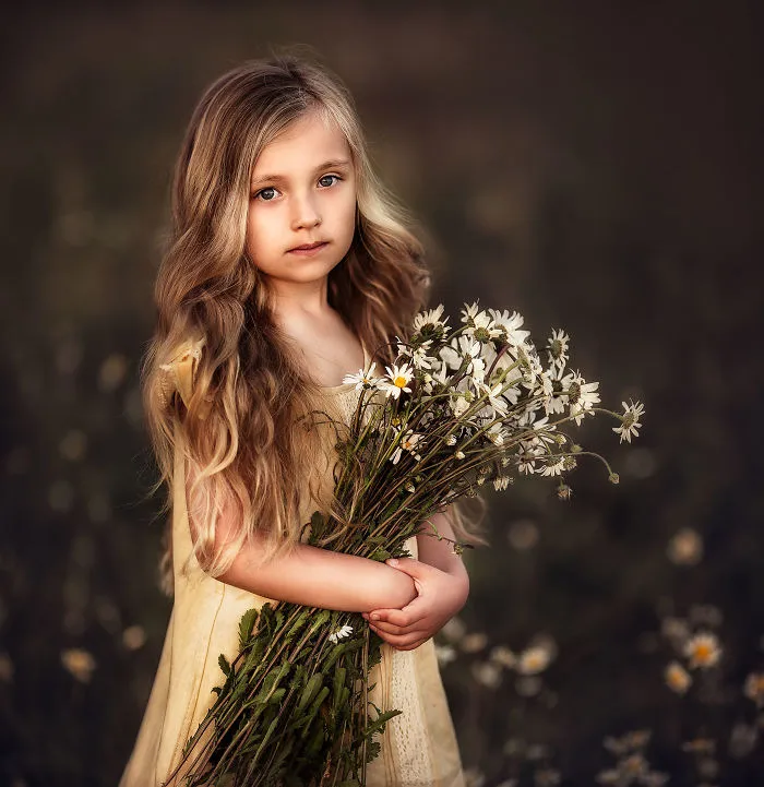 I Promised Myself To Photograph My Daughter With Every Possible Flower, And Here Are 17 Of The Photos That I Took