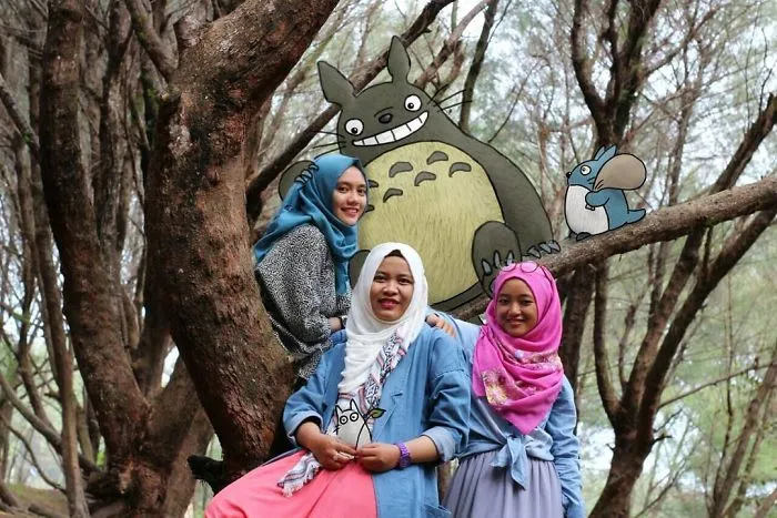 I Draw And Insert Fictional Characters Into Random Photos I Find On Instagram (30 Pics)