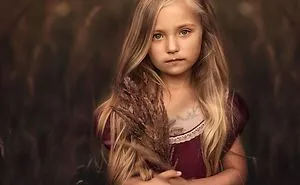 I Promised Myself To Photograph My Daughter With Every Possible Flower, And Here Are 17 Of The Photos That I Took
