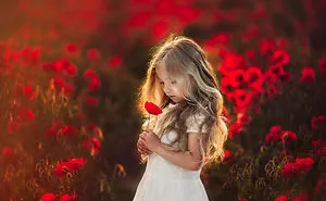 I Promised Myself To Photograph My Daughter With Every Possible Flower, And Here Are 17 Of The Photos That I Took