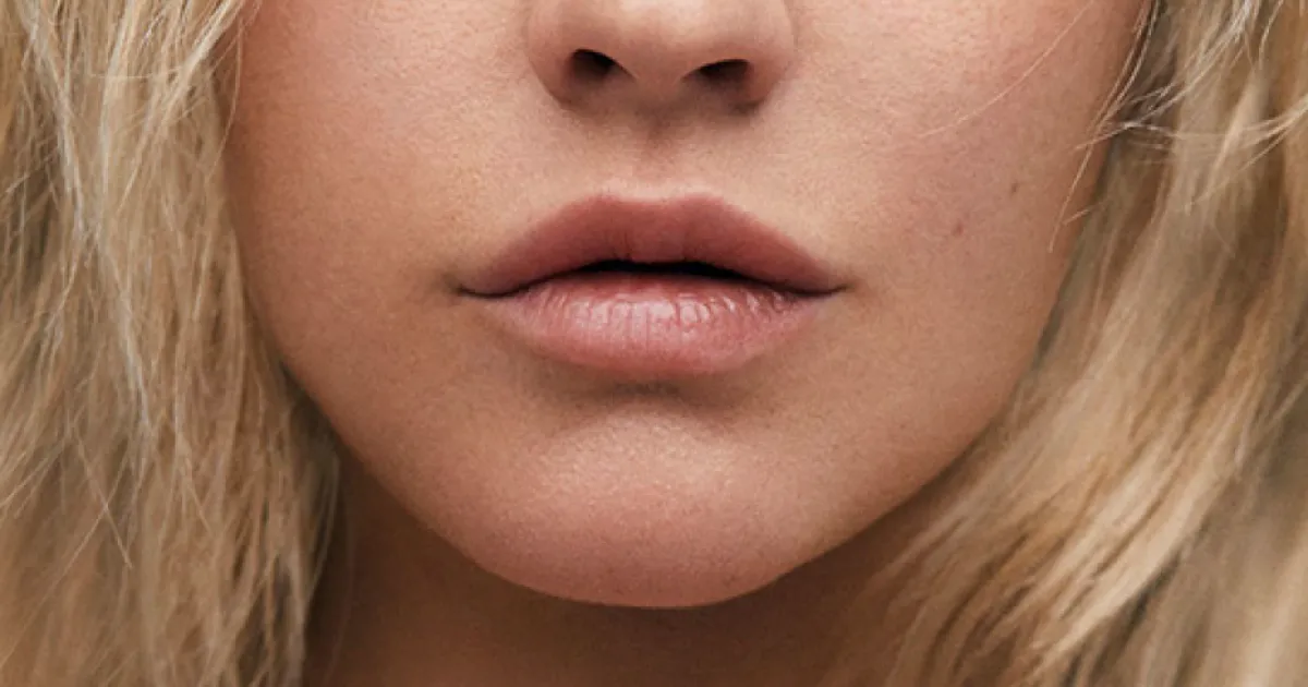 Tras 20 años en los escenarios usando maquillaje, Christina Aguilera realiza una sesión sin él, y no se la reconoce
