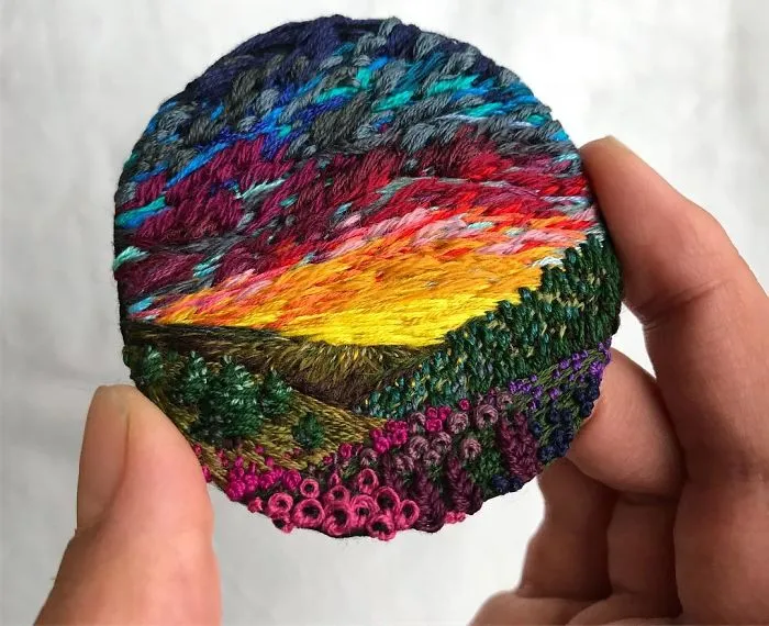 Esta bordadora usa hilo en vez de pintura para crear increíbles escenas de paisajes
