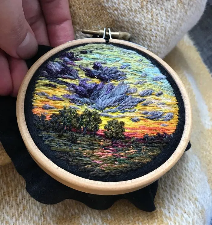 Esta bordadora usa hilo en vez de pintura para crear increíbles escenas de paisajes