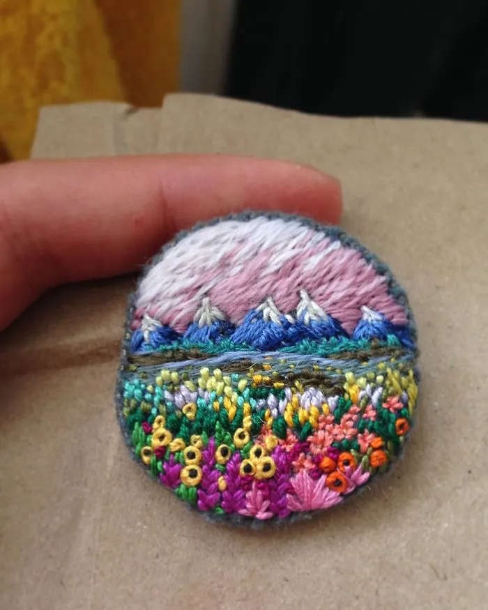 Esta bordadora usa hilo en vez de pintura para crear increíbles escenas de paisajes
