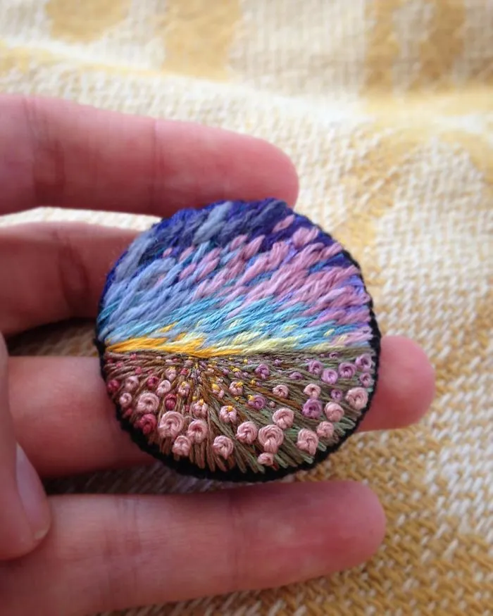 Esta bordadora usa hilo en vez de pintura para crear increíbles escenas de paisajes
