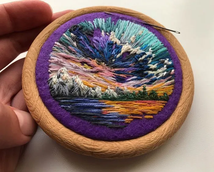 Esta bordadora usa hilo en vez de pintura para crear increíbles escenas de paisajes