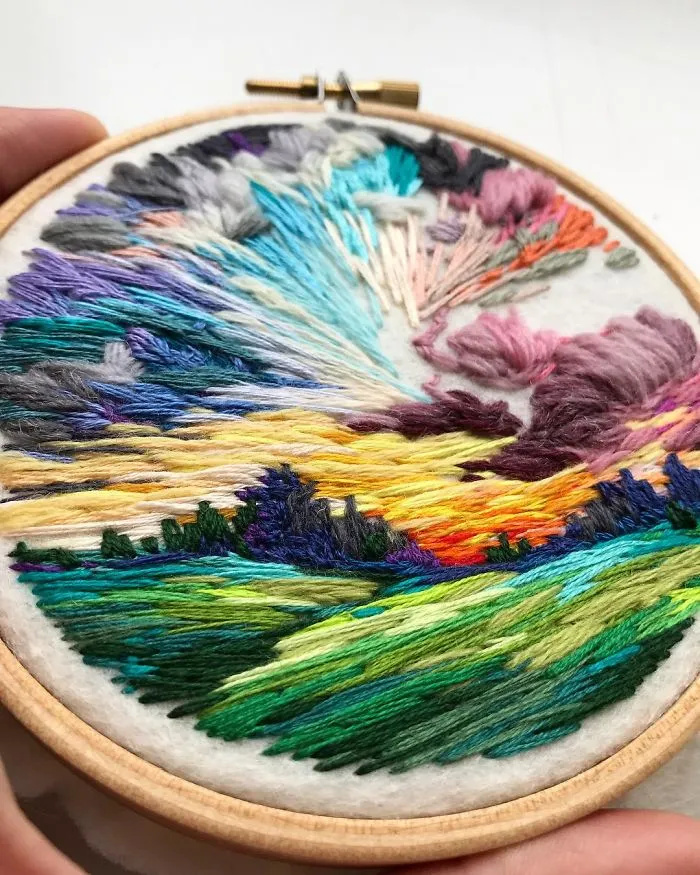 Esta bordadora usa hilo en vez de pintura para crear increíbles escenas de paisajes