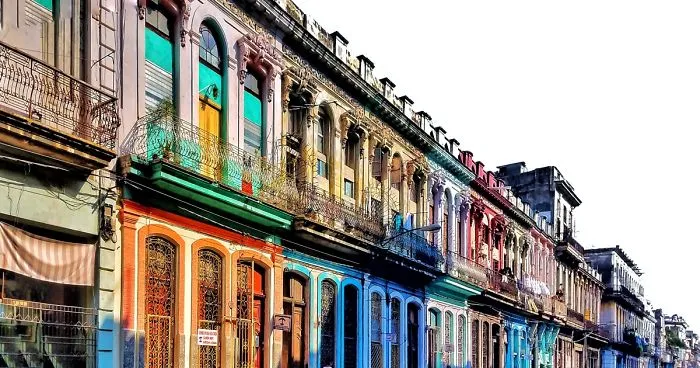 I Took Holiday Pictures Of The Beautiful Havana Using My Phone