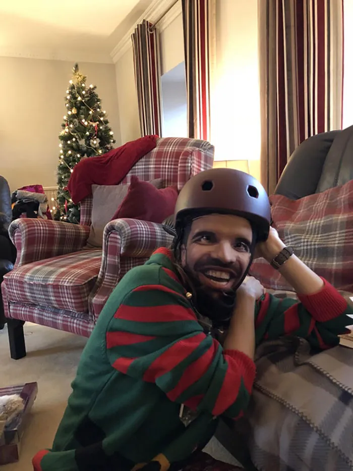 Le he regalado a mi novia un casco para la bici. Viene con una balaclava personalizada con la cara de Drake. Ahora parece un personaje customizado de videojuegos