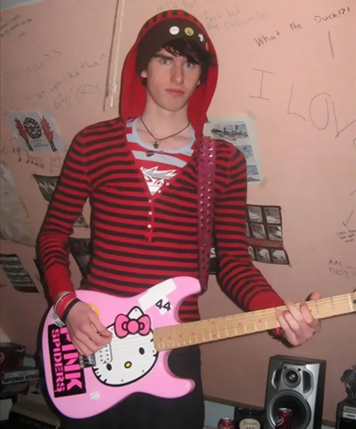 Foto promocional de mi primera banda para poner en el myspace. Tenía 16 años y llevaba ropa de chica