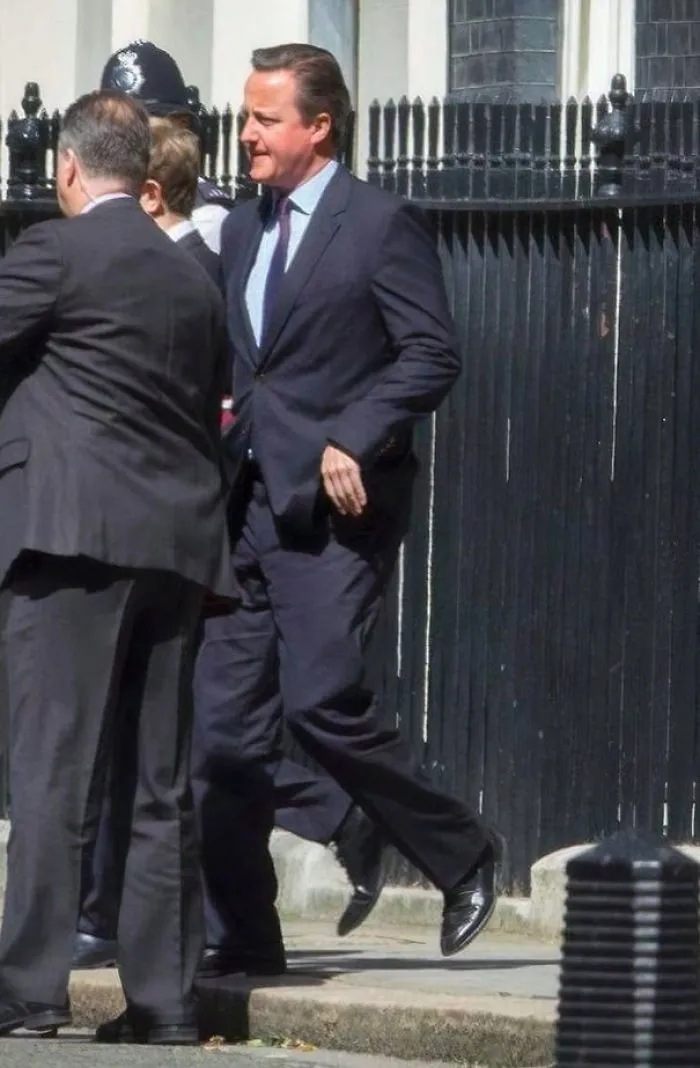 David Cameron flotando en el aire