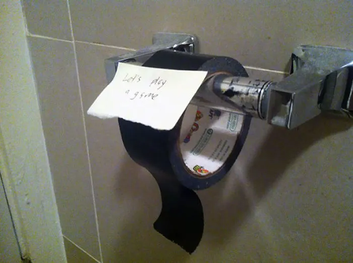 Mi compañero no ayuda nada, así que he empezado a guardar el papel higiénico en mi cuarto y a poner esto en el retrete