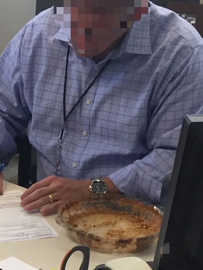 Traje un pastel de pecán a la oficina. A mediodía había desaparecido. Lo encontré horas después en el despacho de mi jefe