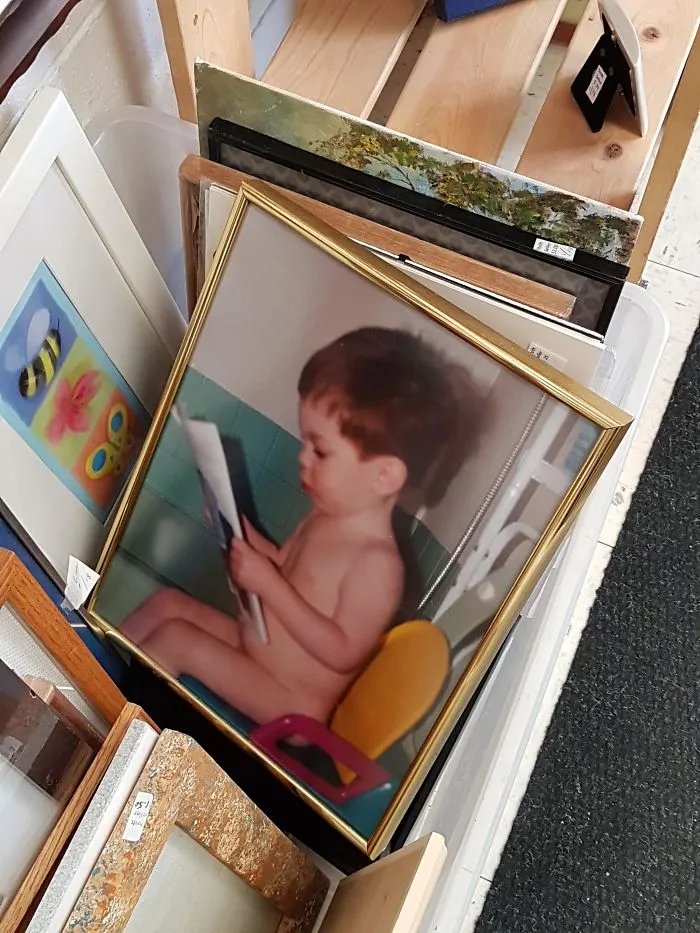 Lo malo no es que tus padres te hagan esta foto, es peor aún que la donen a una tienda de 2ª mano