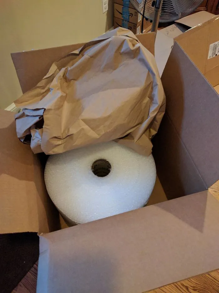 Envoltorio de burbujas envuelto en papel