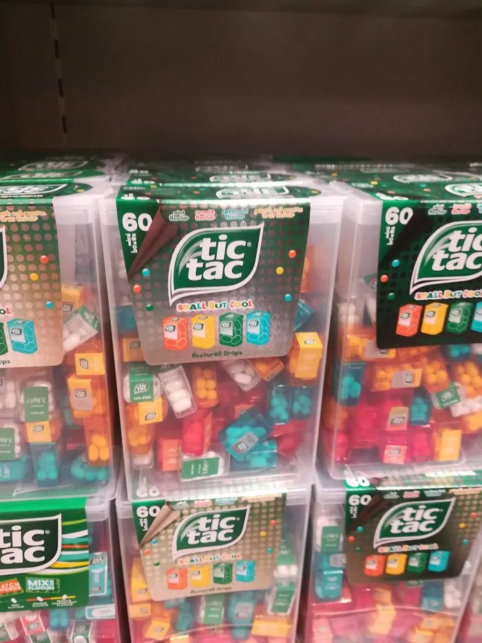 Caja grande de caramelitos con 60 cajitas dentro de 6 caramelos cada una... demasiado plástico