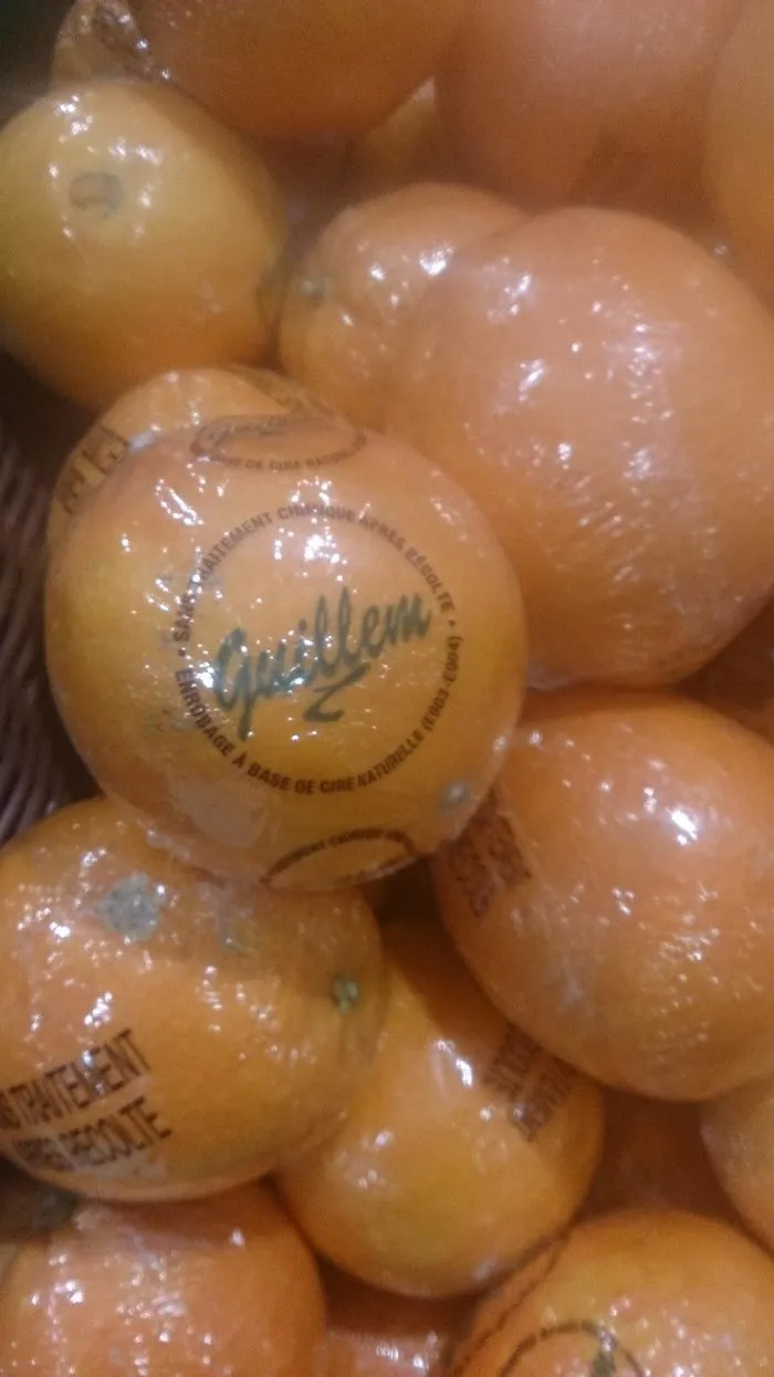 Naranjas envueltas en plástico