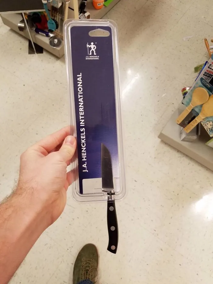 Embalaje enorme para un cuchillo pequeño